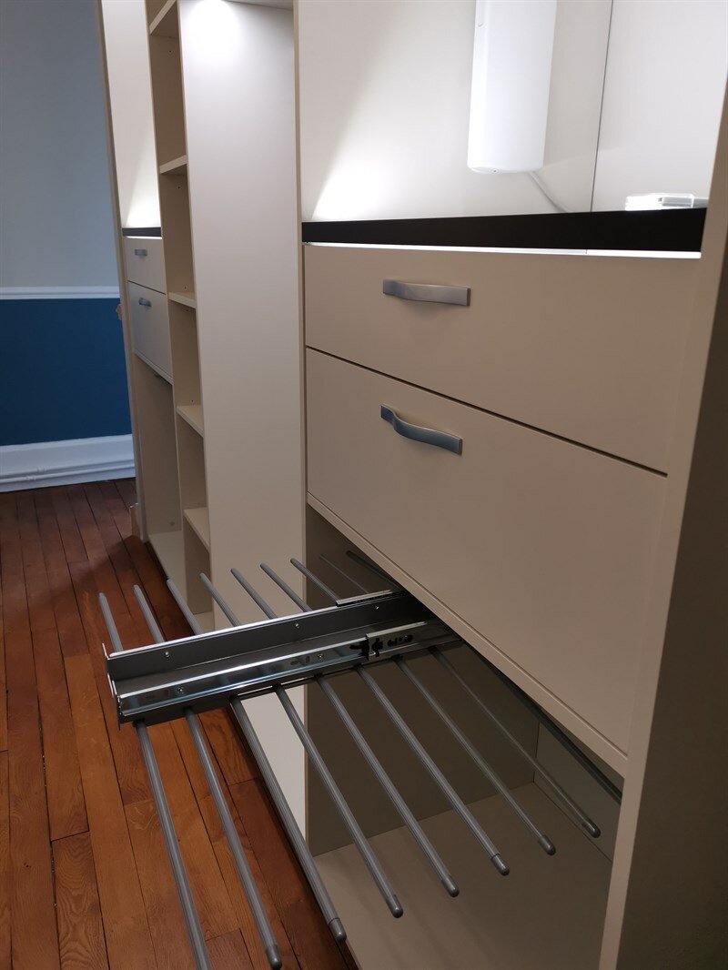 Aménagement d'un dressing noir et beige à Nancy | Raison Home - 5