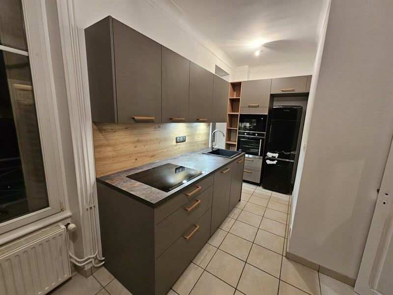 Cuisine de style industriel bois, beige et gris à Saint-Max | Raison Home - 1