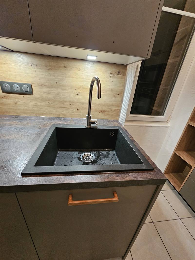 Cuisine de style industriel bois, beige et gris à Saint-Max | Raison Home - 4