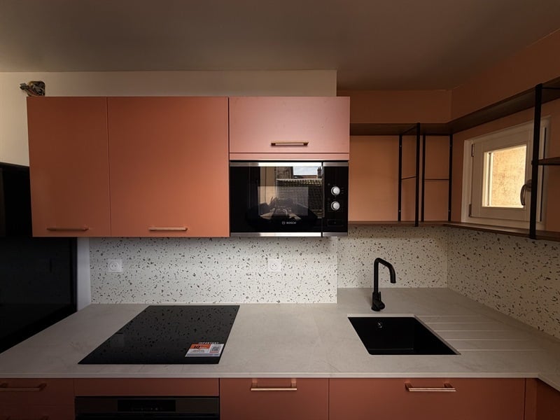 Cuisine fermée bois, beige et orange à Nancy | Raison Home - 5