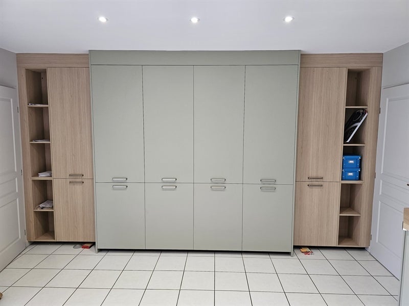 Cuisine en U et rangements jusqu'au plafond bois et vert à Heillecourt | Raison Home - 2