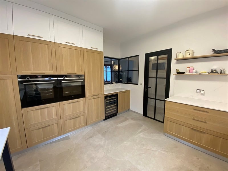 Cuisine contemporaine bois et blanc à Ville-la-Grand | Raison Home - 1
