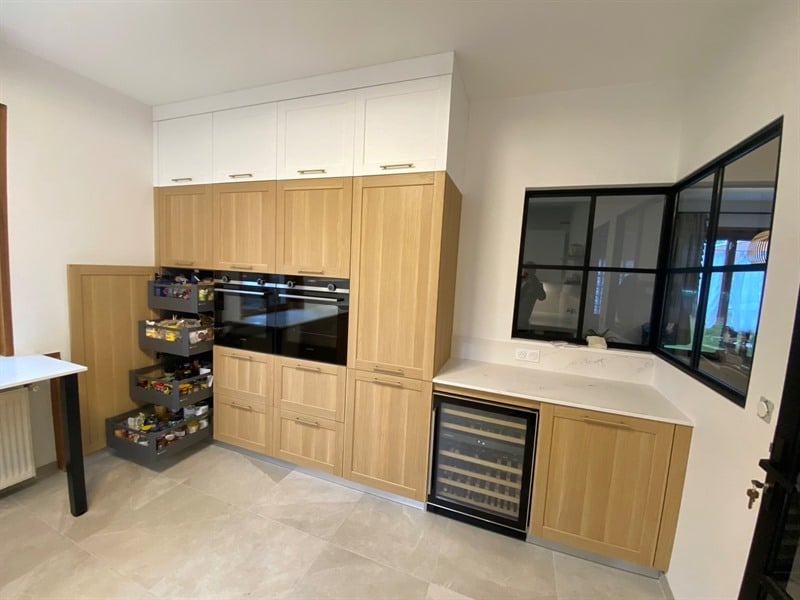 Cuisine contemporaine bois et blanc à Ville-la-Grand | Raison Home - 3