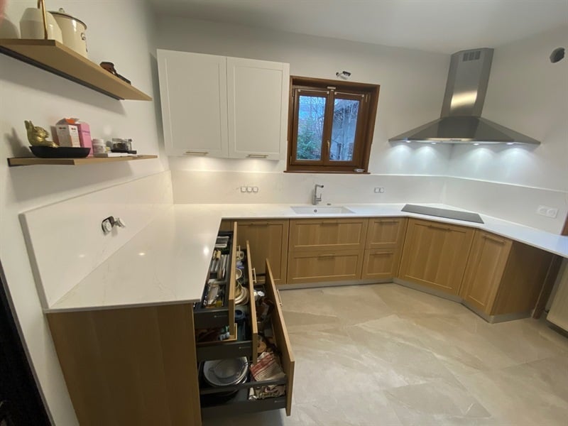 Cuisine contemporaine bois et blanc à Ville-la-Grand | Raison Home - 7