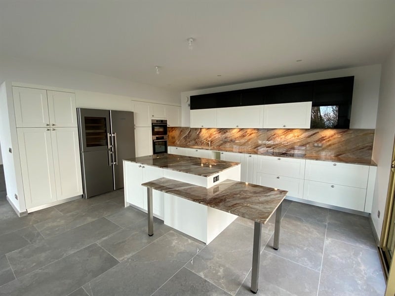 Cuisine ouverte de style contemporain blanc à Bordeaux | Raison Home - 1