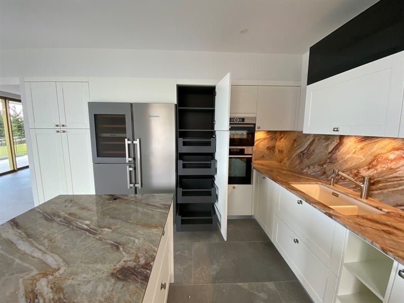 Cuisine ouverte de style contemporain blanc à Bordeaux | Raison Home - 5