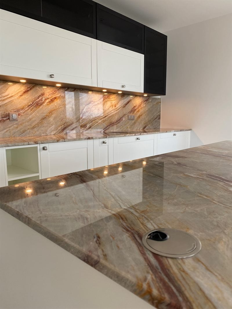 Cuisine ouverte de style contemporain blanc à Bordeaux | Raison Home - 8