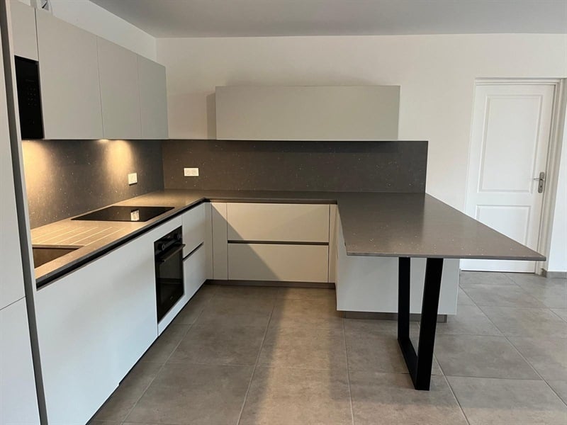 Cuisine ouverte de style moderne gris à Annemasse | Raison Home - 3
