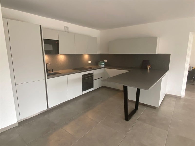 Cuisine ouverte de style moderne gris à Annemasse | Raison Home - 4