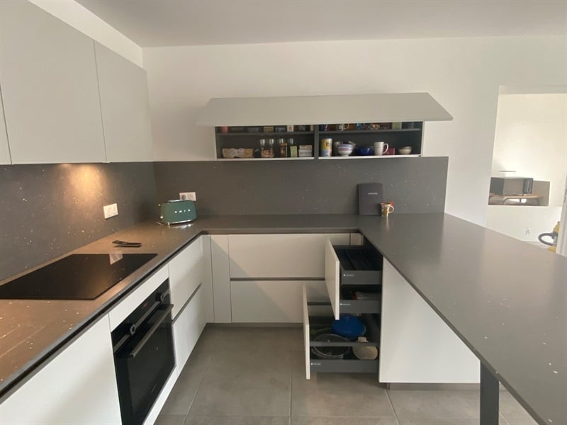 Cuisine ouverte de style moderne gris à Annemasse | Raison Home - 6