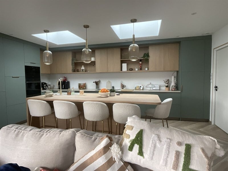 Cuisine ouverte de style moderne vert à Angles | Raison Home - 1