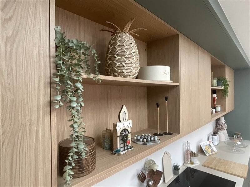 Cuisine ouverte de style moderne vert à Angles | Raison Home - 3