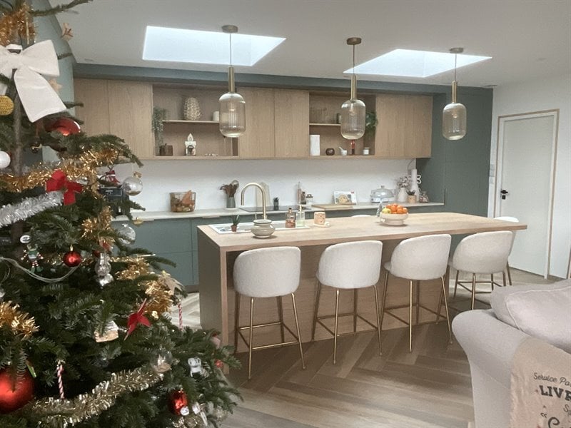 Cuisine ouverte de style moderne vert à Angles | Raison Home - 5