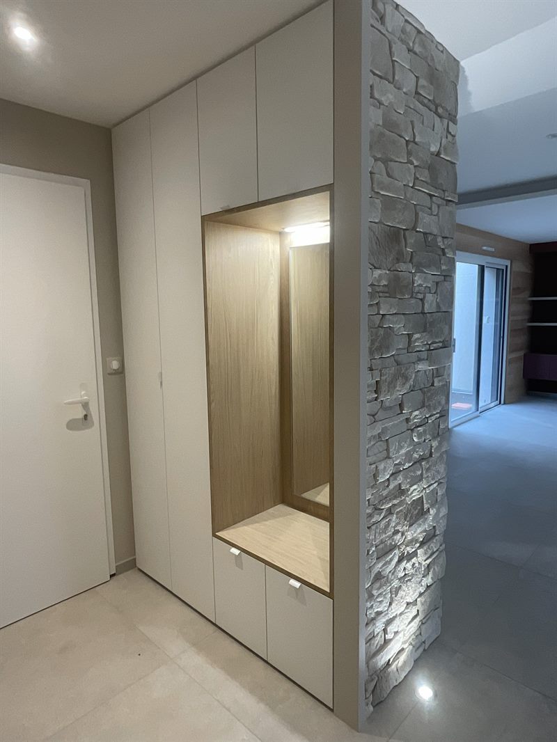 Espace entrée, bibliothèque et meuble TV à Lucon | Raison Home - 3