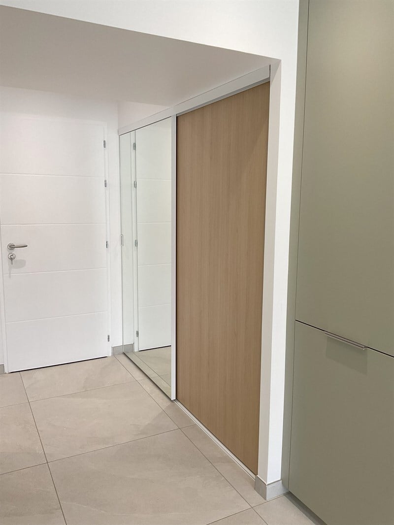 Cuisine et zone buanderie bois et vert aux Sables d'Olonne | Raison Home - 2