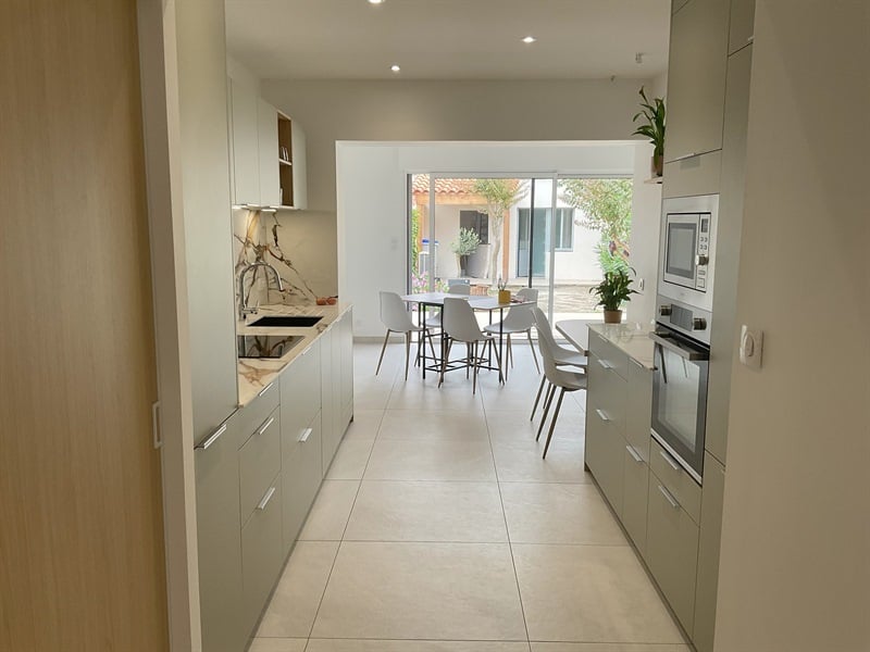 Cuisine et zone buanderie bois et vert aux Sables d'Olonne | Raison Home - 5