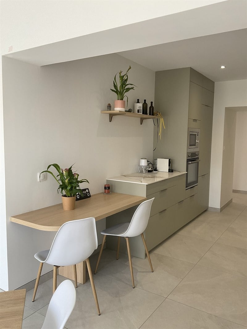 Cuisine et zone buanderie bois et vert aux Sables d'Olonne | Raison Home - 6