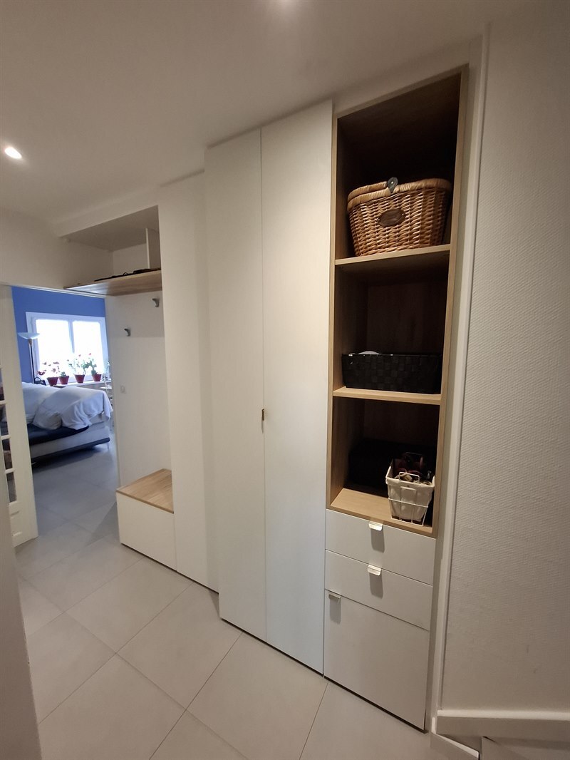 Rangements d'entrée sur-mesure bois et blanc à Chateau-d'Olonne | Raison Home - 2