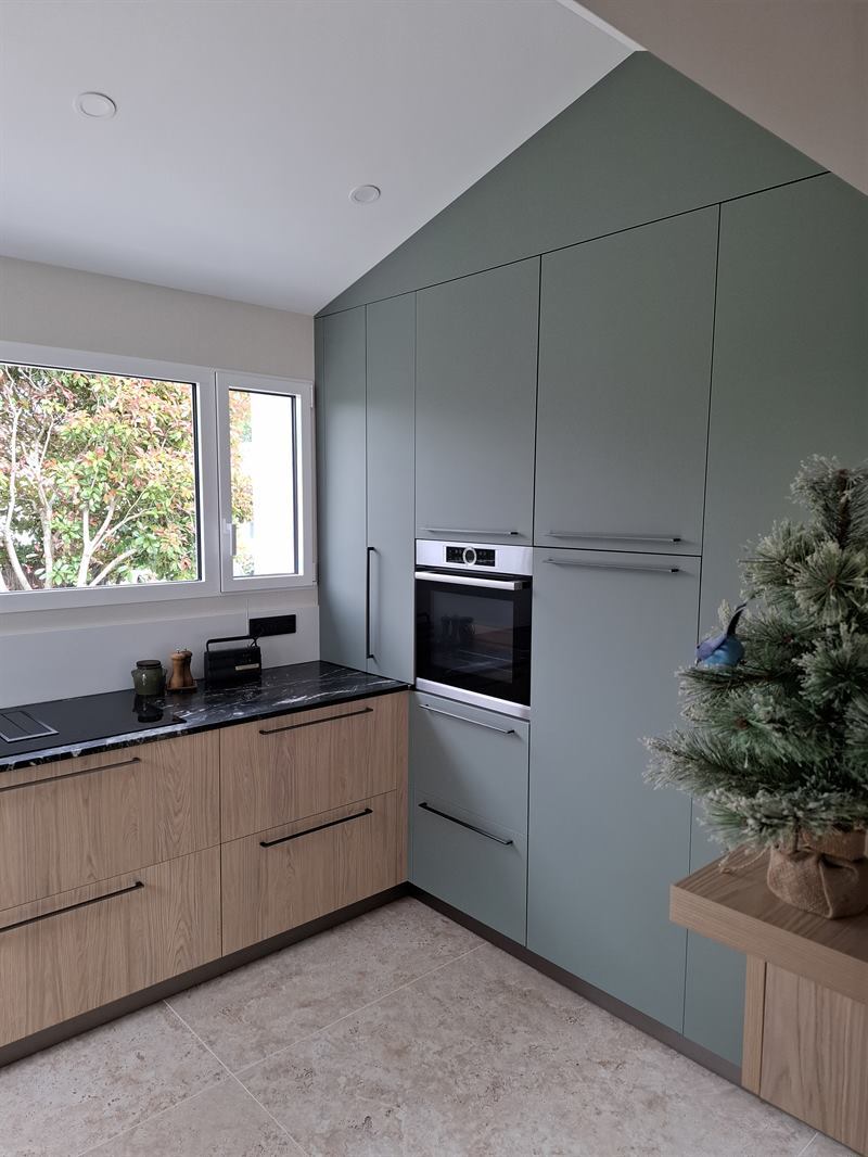Cuisine nature bois et vert à Château d'Olonne | Raison Home - 6
