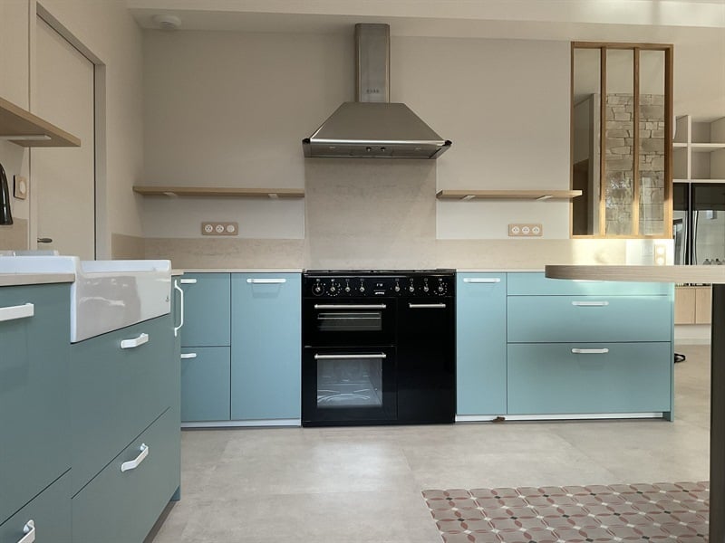 Cuisine ouverte bleue claire à Luçon | Raison Home - 1