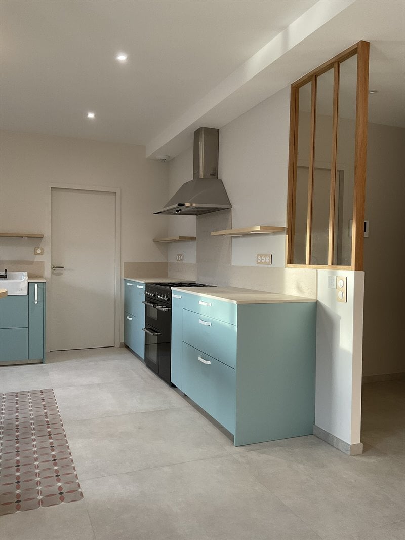 Cuisine ouverte bleue claire à Luçon | Raison Home - 2