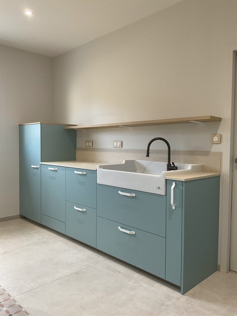 Cuisine ouverte bleue claire à Luçon | Raison Home - 3