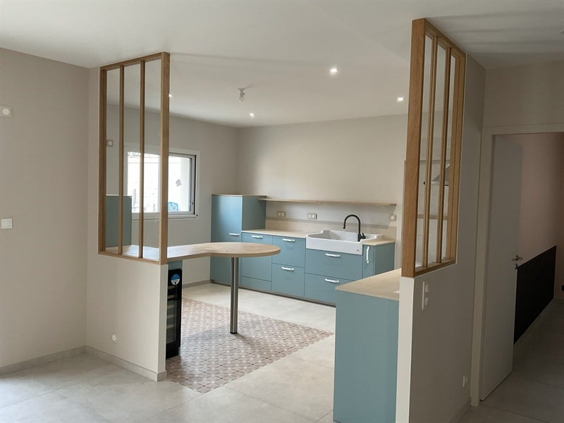 Cuisine ouverte bleue claire à Luçon | Raison Home - 4