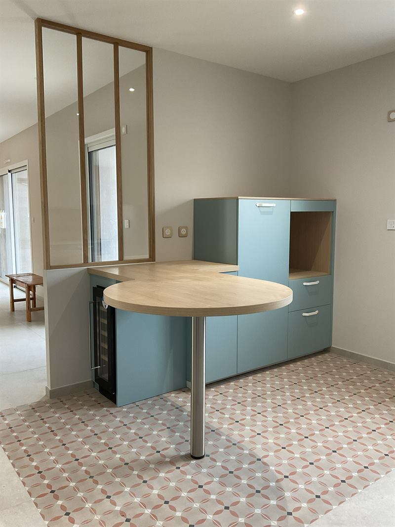 Cuisine ouverte bleue claire à Luçon | Raison Home - 5