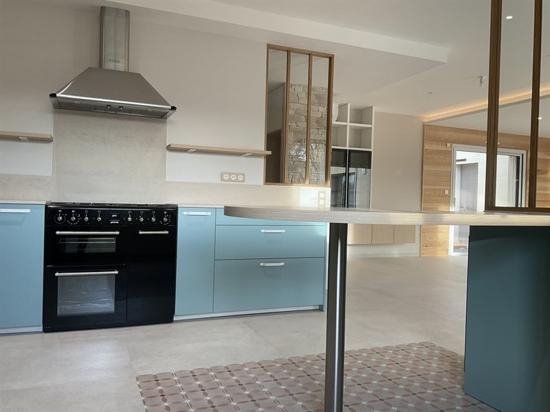 Cuisine ouverte bleue claire à Luçon | Raison Home - 7