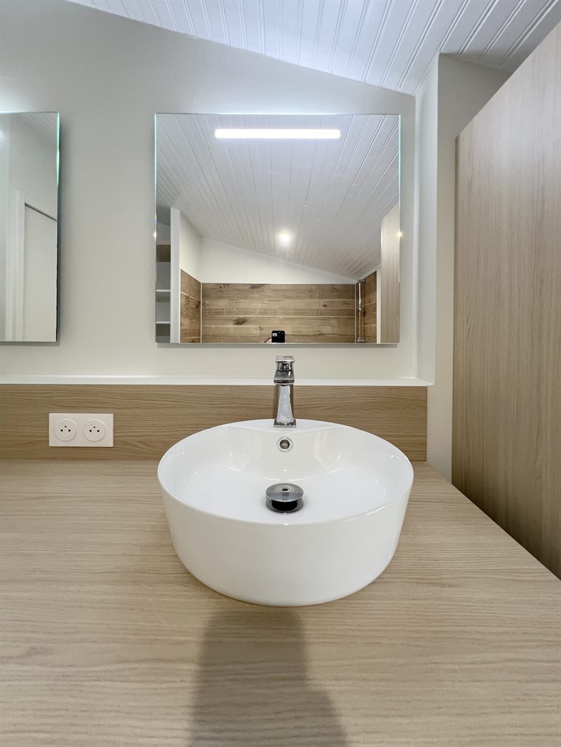 Salle de bains de style moderne bois à Pougne Herisson | Raison Home - 4