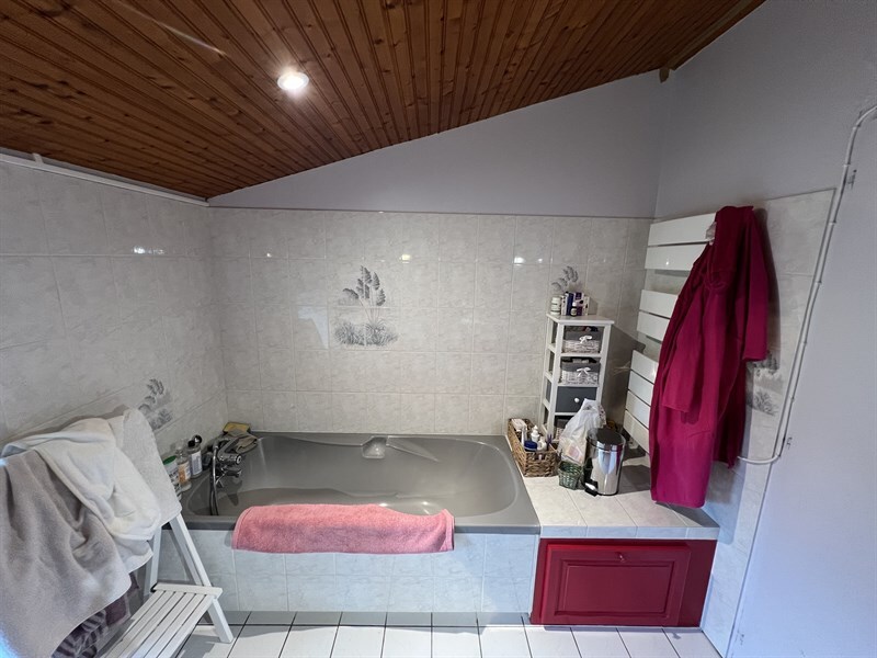 Salle de bains de style moderne bois à Pougne Herisson | Raison Home - 5