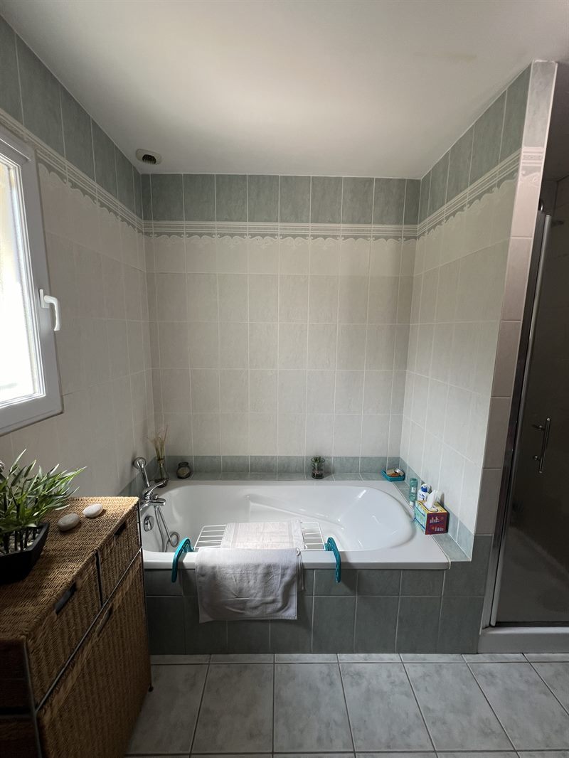 Salle de bain moderne bois et blanc à Beaulieu-sous-Bressuire | Raison Home - 6