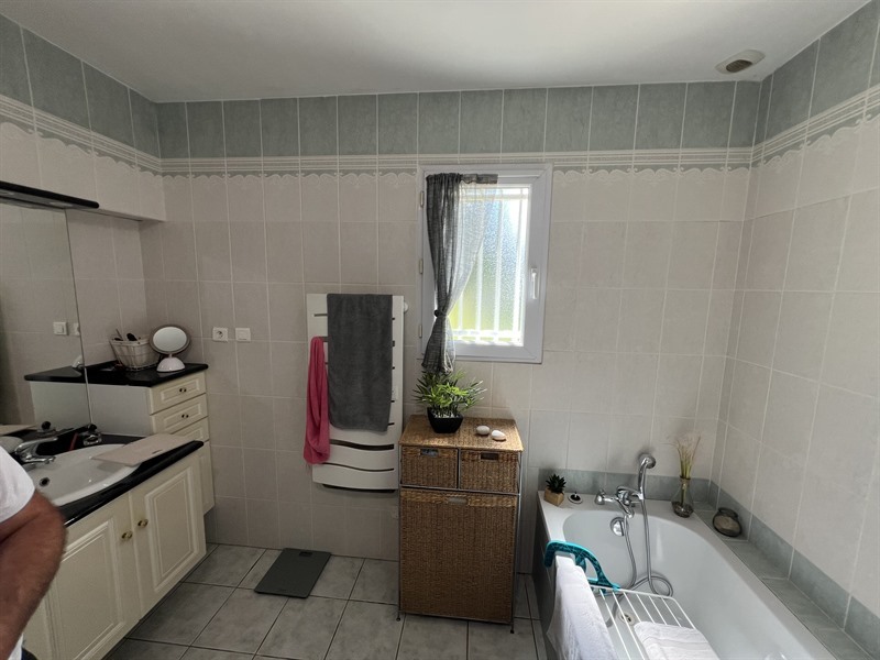 Salle de bain moderne bois et blanc à Beaulieu-sous-Bressuire | Raison Home - 7