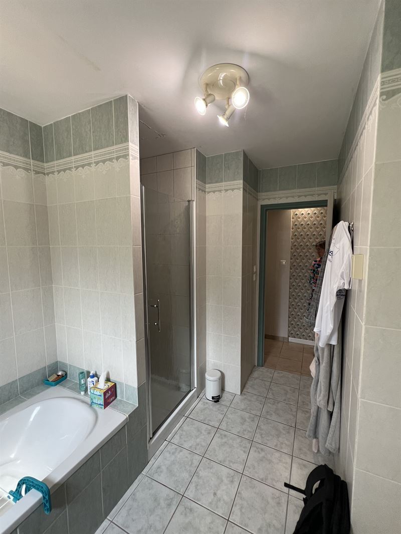 Salle de bain moderne bois et blanc à Beaulieu-sous-Bressuire | Raison Home - 8