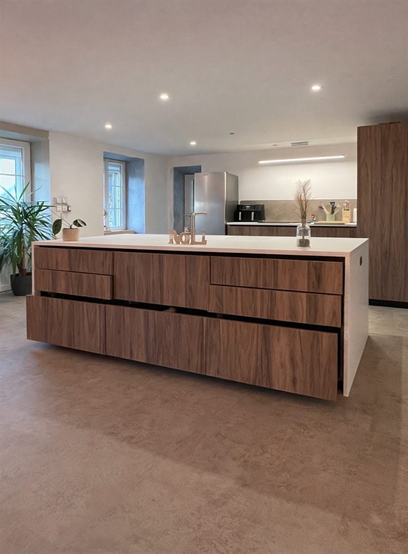 Cuisine ouverte bois et blanc à Borcq-sur-Airvault | Raison Home - 1