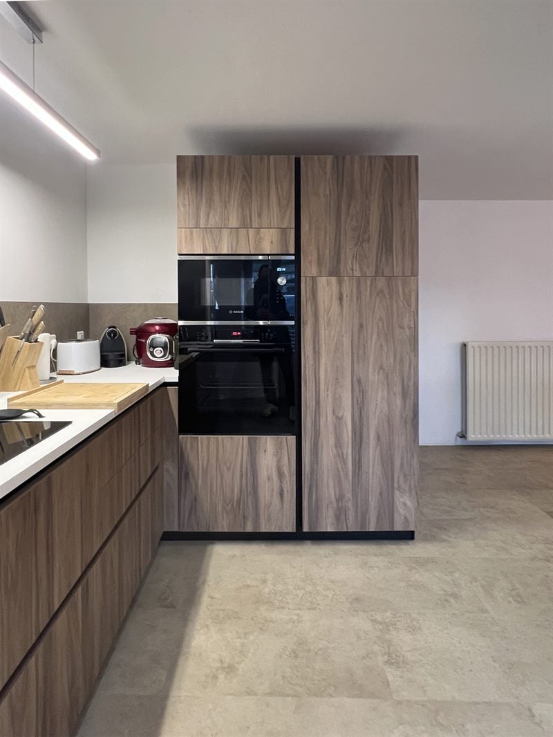 Cuisine ouverte bois et blanc à Borcq-sur-Airvault | Raison Home - 2