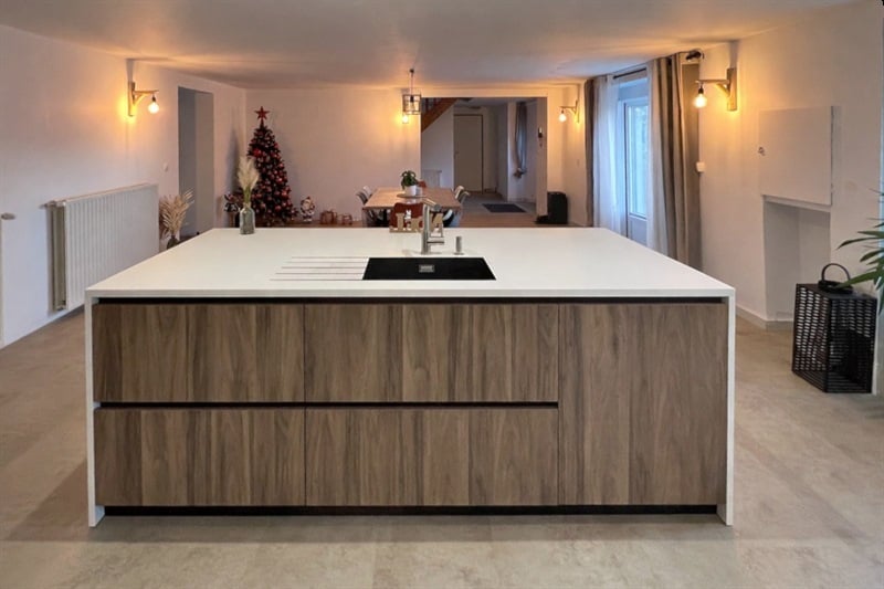 Cuisine ouverte bois et blanc à Borcq-sur-Airvault | Raison Home - 3