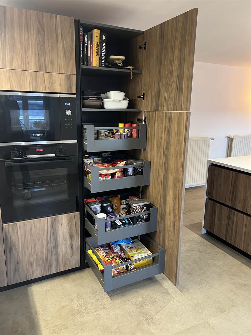 Cuisine ouverte bois et blanc à Borcq-sur-Airvault | Raison Home - 5