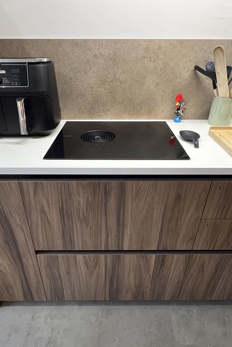 Cuisine ouverte bois et blanc à Borcq-sur-Airvault | Raison Home - 7