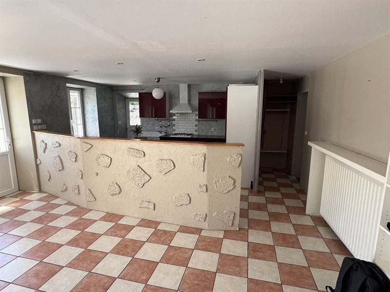 Cuisine ouverte bois et blanc à Borcq-sur-Airvault | Raison Home - 8