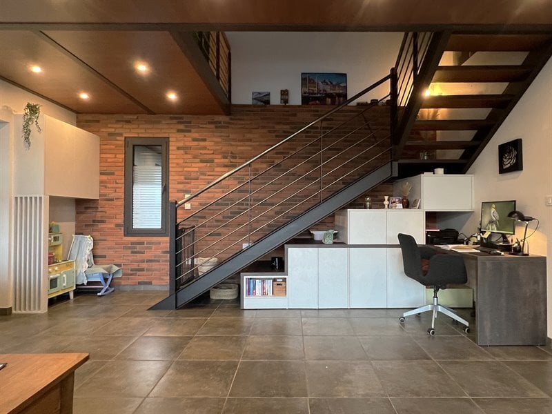 Rangements sous-escalier noir et blanc à Saint Porchaire | Raison Home - 1