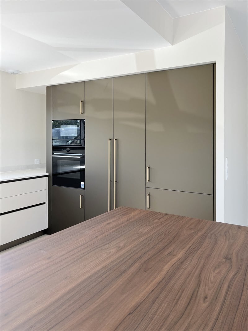 Cuisine ouverte bois et blanc à Chanteloup | Raison Home - 2