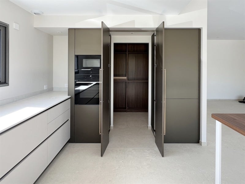 Cuisine ouverte bois et blanc à Chanteloup | Raison Home - 3