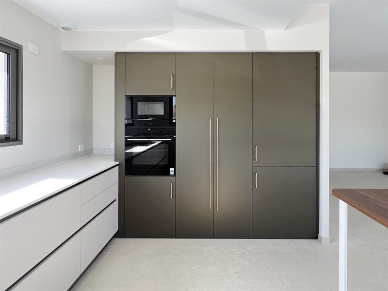 Cuisine ouverte bois et blanc à Chanteloup | Raison Home - 4
