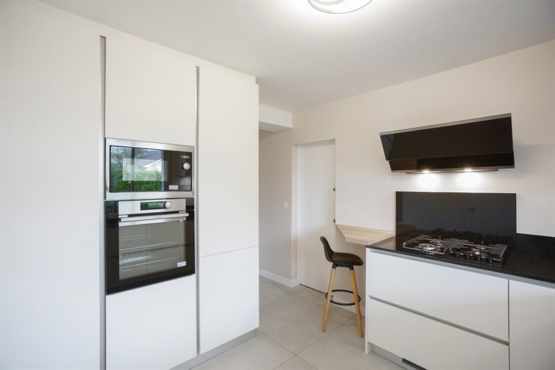 Cuisine fermée noire et blanche à Saint-Nom-la-Breteche | Raison Home - 5