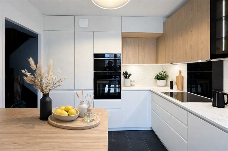 Cuisine fermée de couleur bois et blanc à Fourqueux | Raison Home - 1