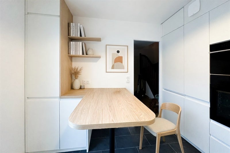 Cuisine fermée de couleur bois et blanc à Fourqueux | Raison Home - 3