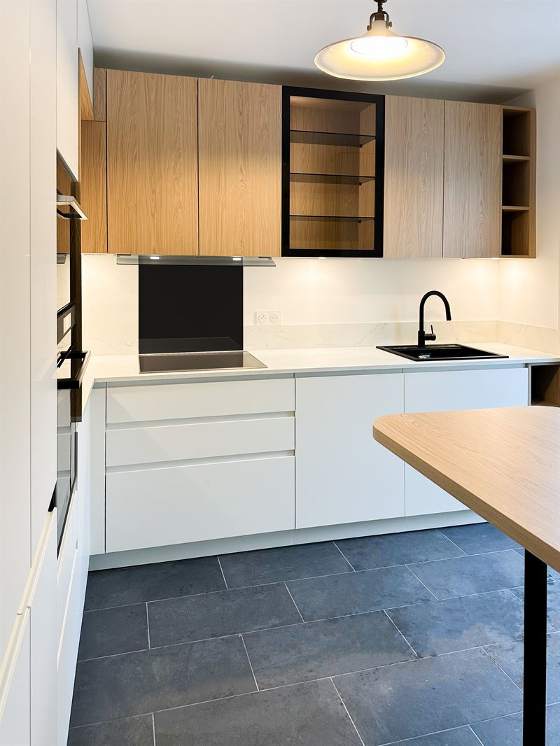 Cuisine fermée de couleur bois et blanc à Fourqueux | Raison Home - 6