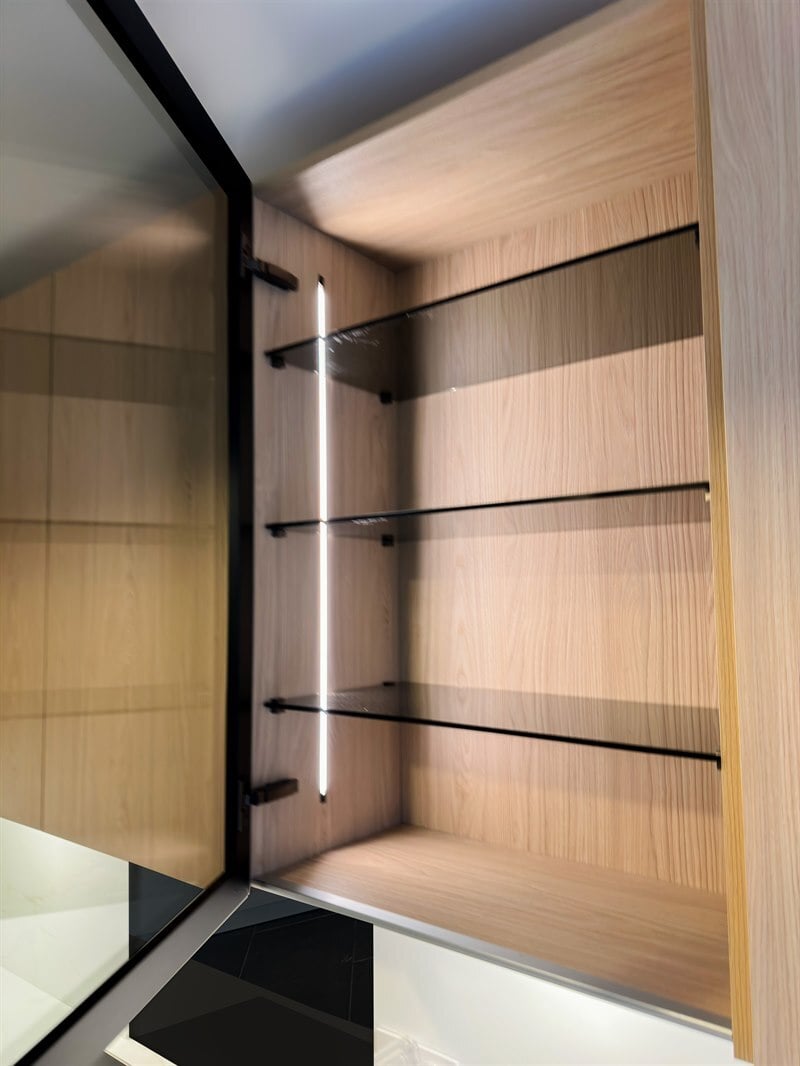 Cuisine fermée de couleur bois et blanc à Fourqueux | Raison Home - 7