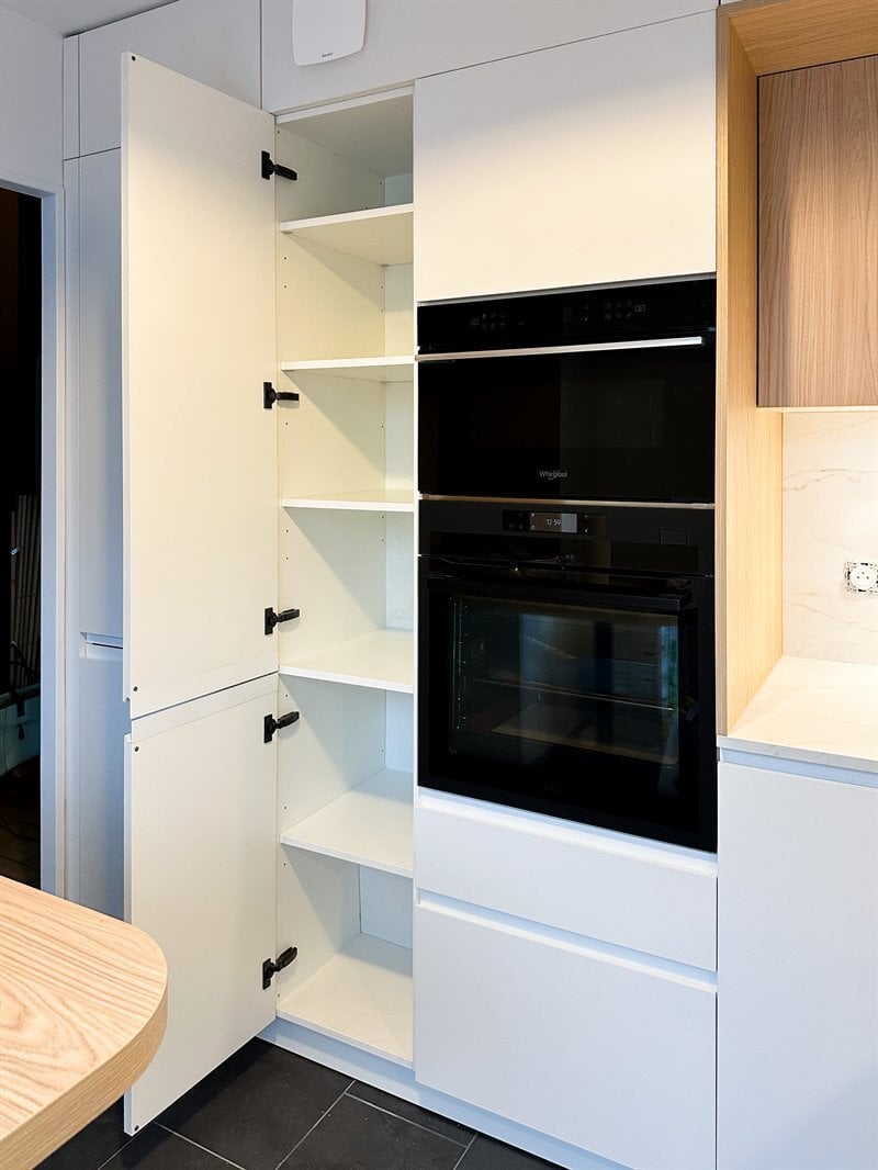 Cuisine fermée de couleur bois et blanc à Fourqueux | Raison Home - 9